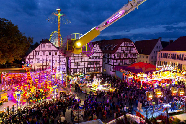 Marktpanorama der Allerheiligenkirmes in Soest bei Nacht