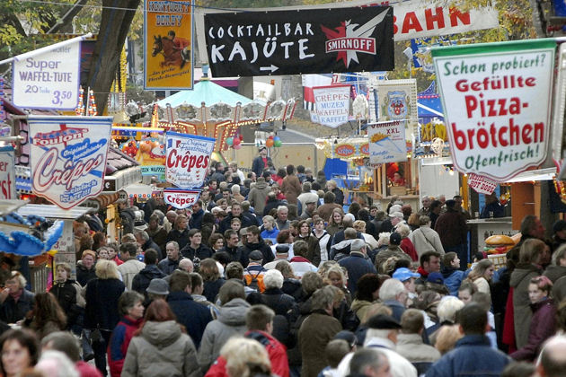 Kirmesmeile in der Dominikanerstraße zur Allerheiligenkirmes in Soest