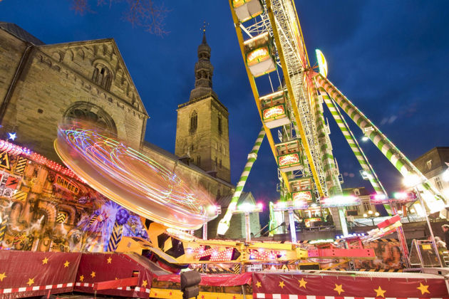 Riesenrad vor St. Petri bei der Allerheiligenkirmes in Soest