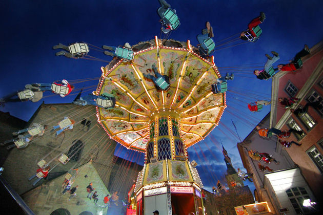 Kettenflieger bei Nacht bei der Allerheiligenkirmes in Soest